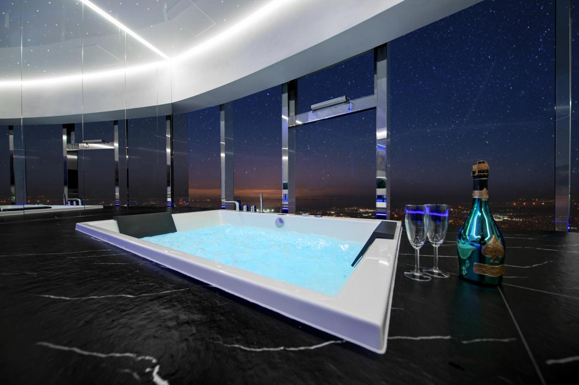 Apartamenty Sky Tower Z Jakuzzi Przy Oknie Вроцлав Екстериор снимка