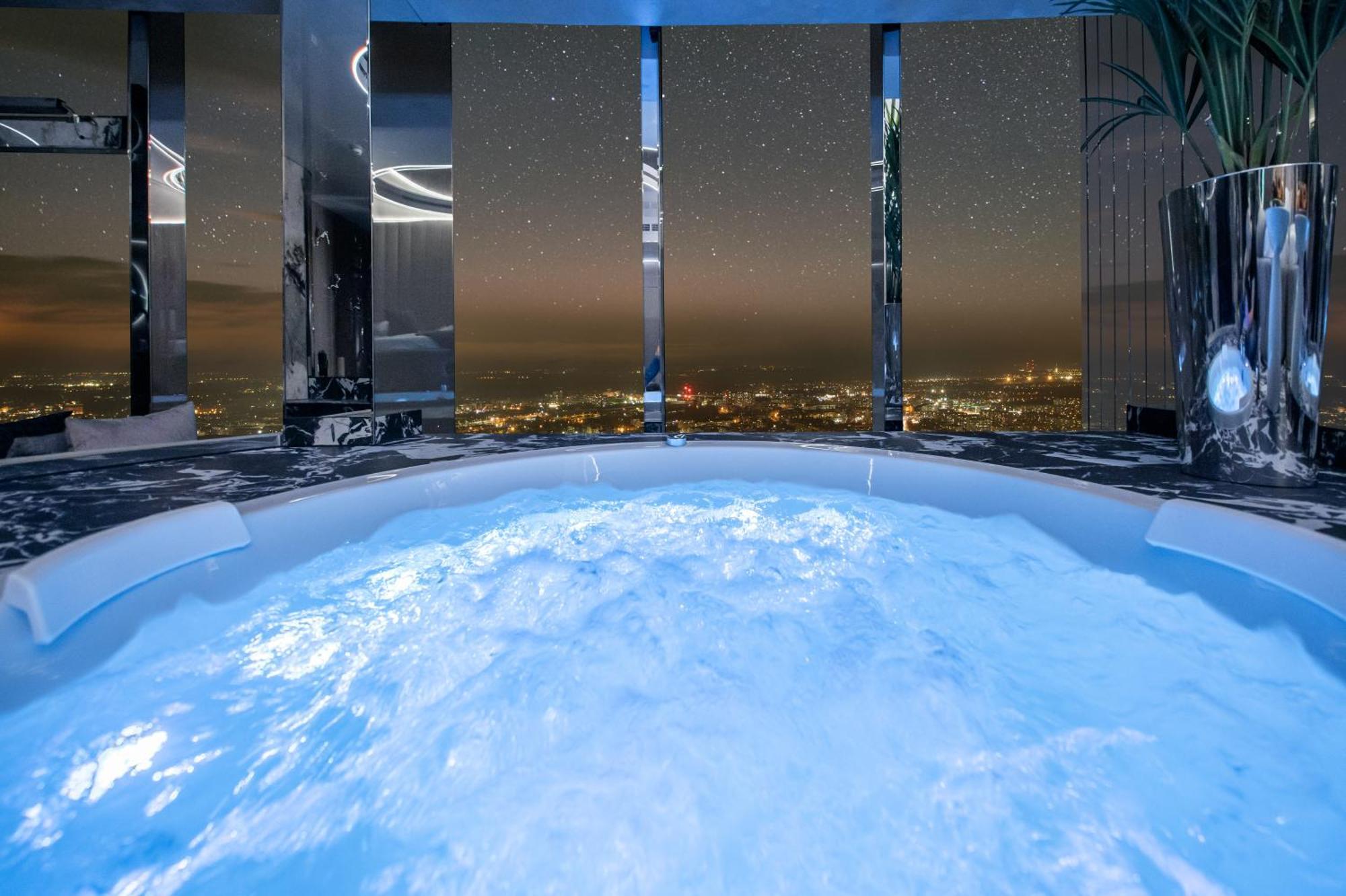 Apartamenty Sky Tower Z Jakuzzi Przy Oknie Вроцлав Екстериор снимка