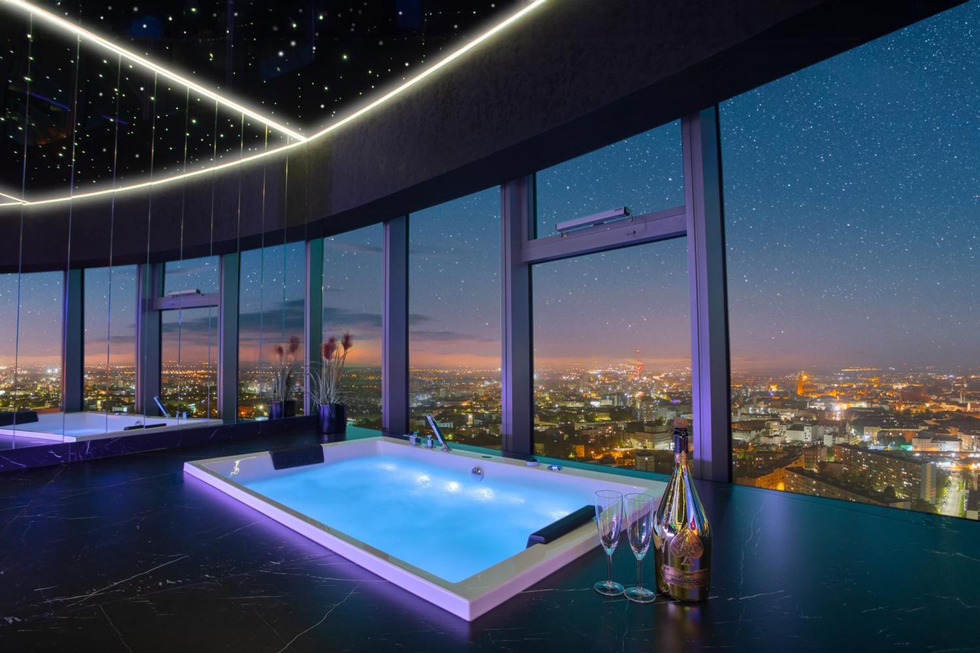 Apartamenty Sky Tower Z Jakuzzi Przy Oknie Вроцлав Стая снимка